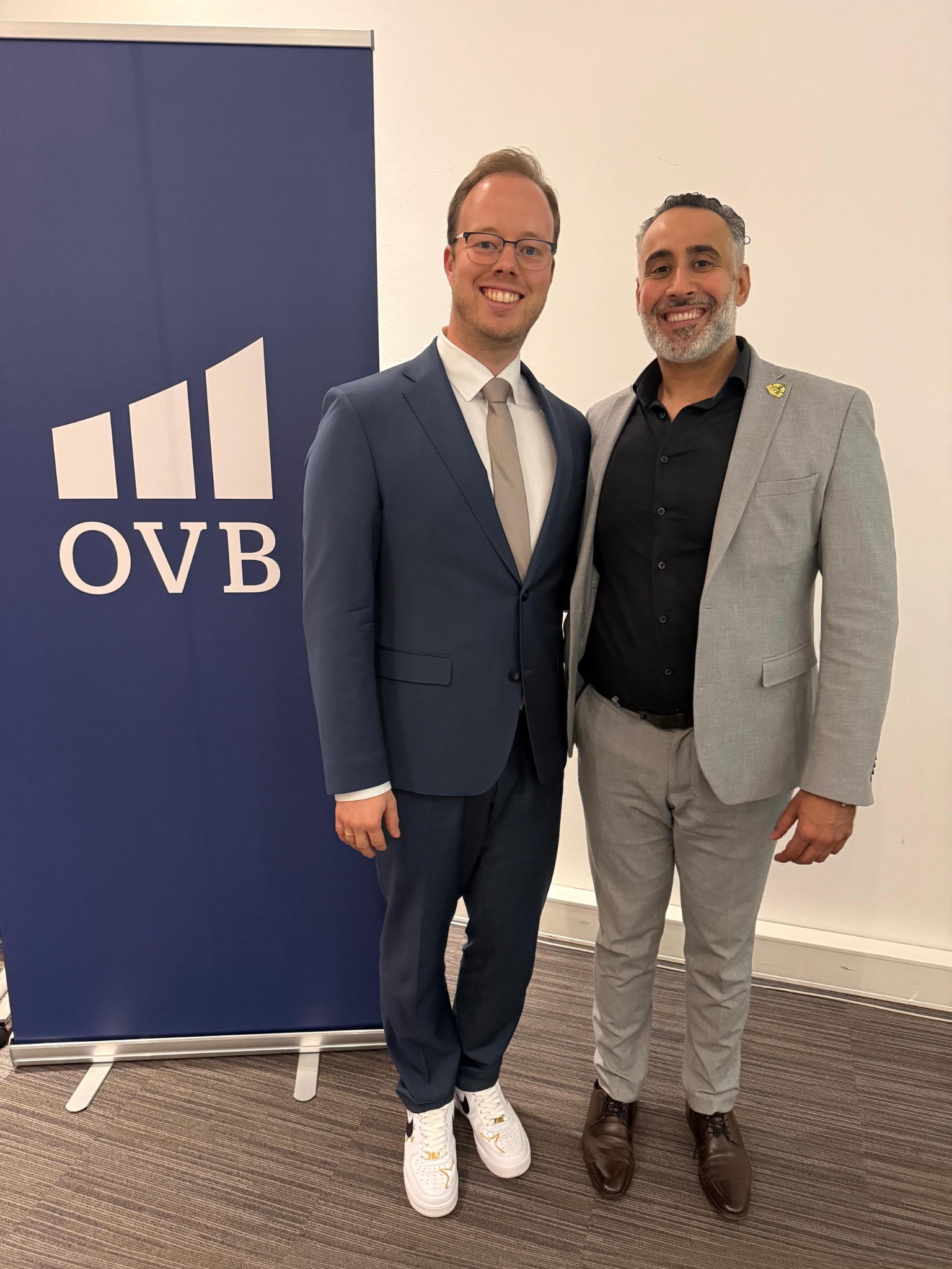 Sven Kliebe und Abed Zeaiter gemeinsam neben dem OVB-Aufsteller