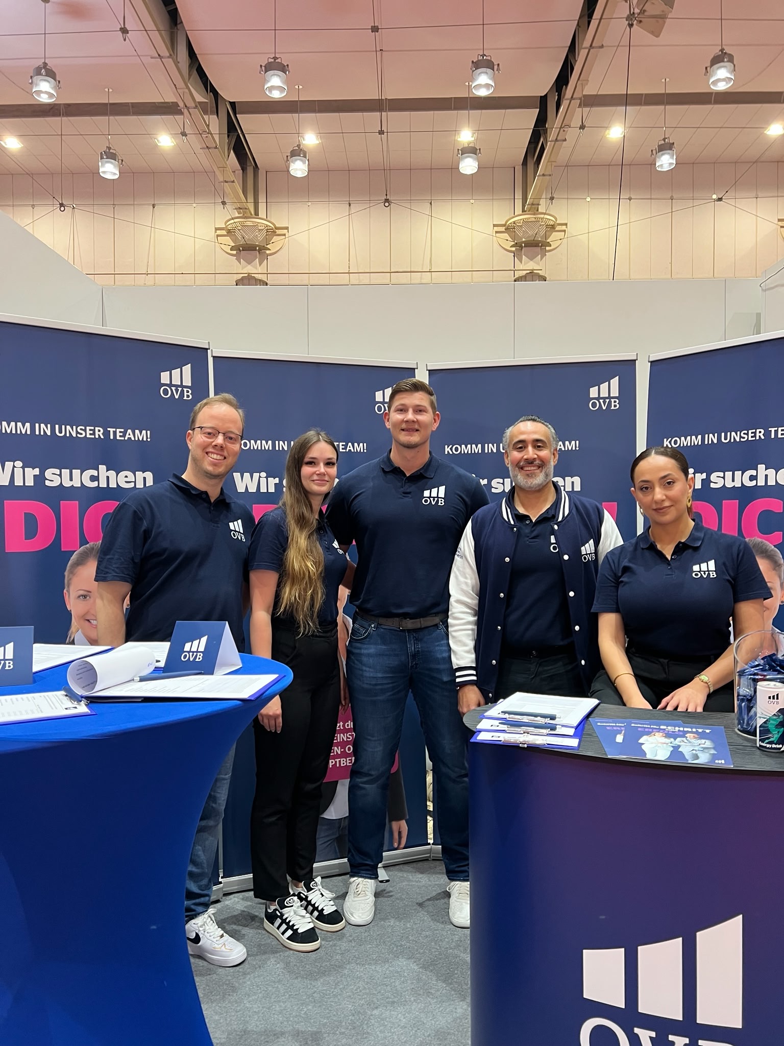 Sven Kliebe, Abed Zeaiter und weitere Teammitglieder der Bezirksdirektion am OVB-Stand auf der Jobmesse Hannover